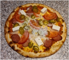 tomatensaus, kaas, verse tomaten, feta, jalapeno, sucuk, ei en ui