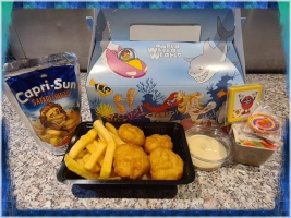 4 kipnuggets met frietjes, mayonaise, appelmoes, Capri-Sun en een leuke verassing